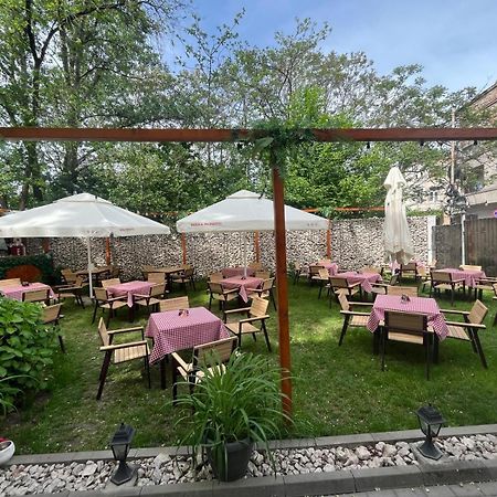 House Of Tourists Garden And More Bucharest Exterior photo